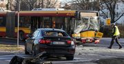 Potworny wypadek w Warszawie. BMW wjechało w autobus miejski