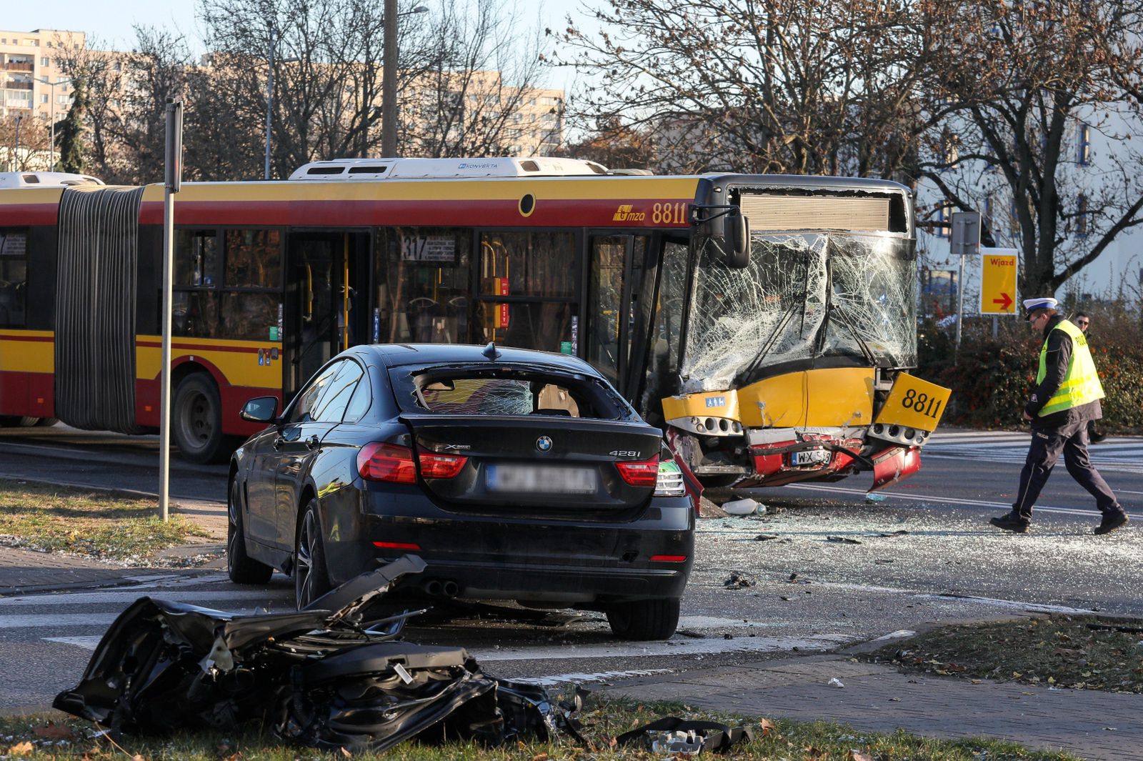 Potworny wypadek w Warszawie. BMW wjechało w autobus miejski