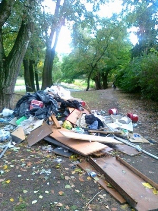 Wyrzucił górę śmieci w parku Sieleckim. Teren jest wpisany do rejestru zabytków