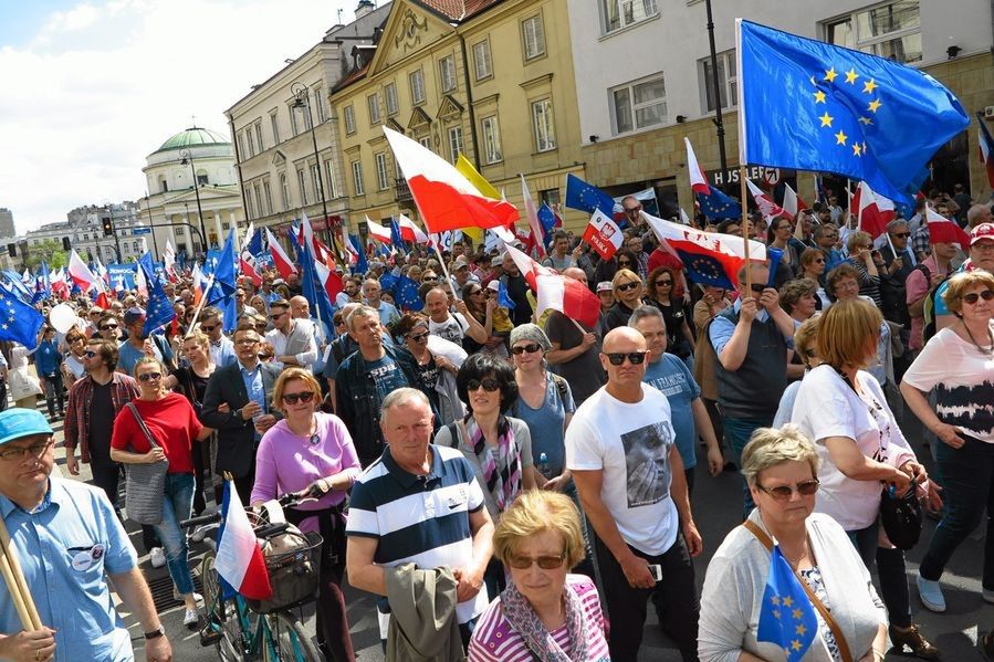 Manifestacja służby zdrowia, marsz KOD oraz "Błękitny Marsz Pokoju". Duże utrudnienia w stolicy