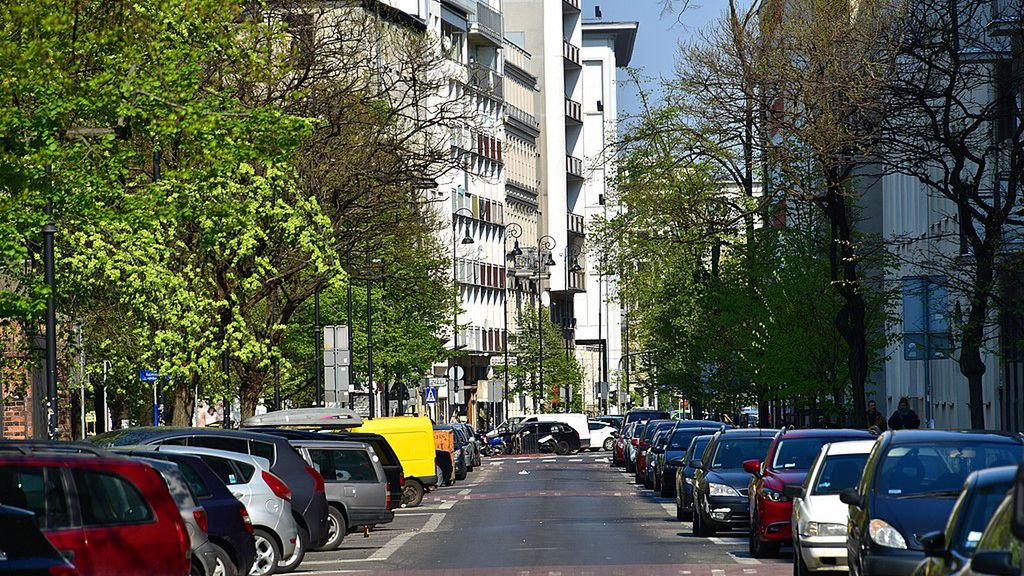 Mieszkańcy jednej z kamienic przy ul. Wspólnej w Warszawie muszą płacić za mieszkania, a nie mogą w nich mieszkać