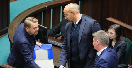 Internauci są bezlitośni. Zadyma na Wiejskiej. "SejMMA"