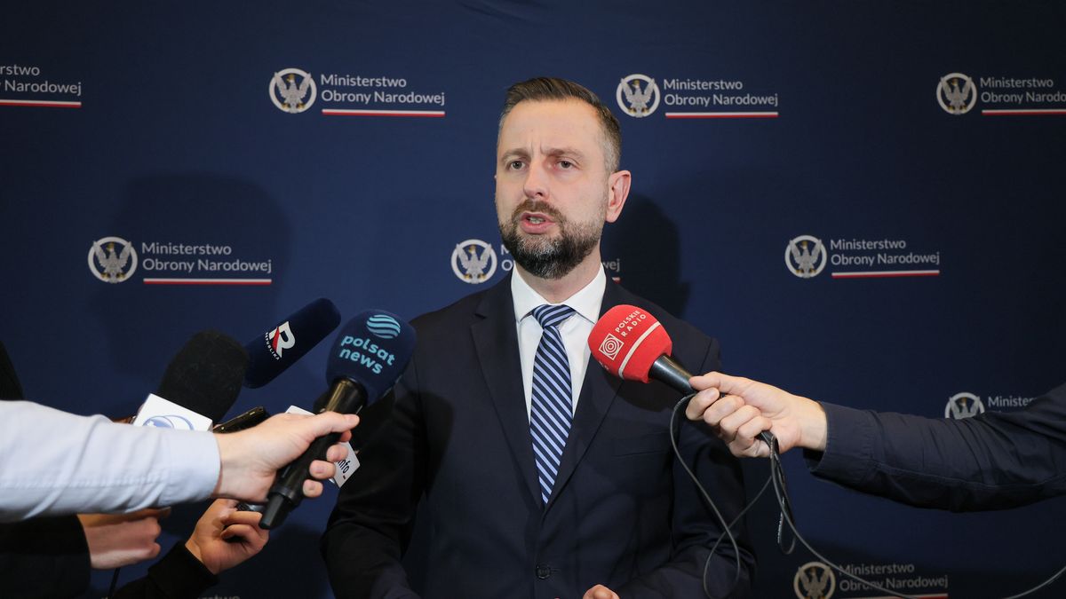 Warszawa, 05.11.2025. Wicepremier, minister obrony narodowej Władysław Kosiniak-Kamysz podczas wypowiedzi po uroczystości wręczenia medali i wyróżnień żołnierzom oraz pracownikom resortu obrony narodowej z okazji Narodowego Święta Niepodległości w Warszawie, 5 bm. (ad) PAP/Paweł Supernak