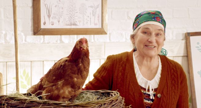 Gospodyni i kura reklamują, że jaja Farmio są „wolne od GMO” (wideo)