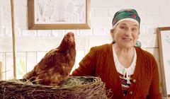 Gospodyni i kura reklamują, że jaja Farmio są „wolne od GMO” (wideo)