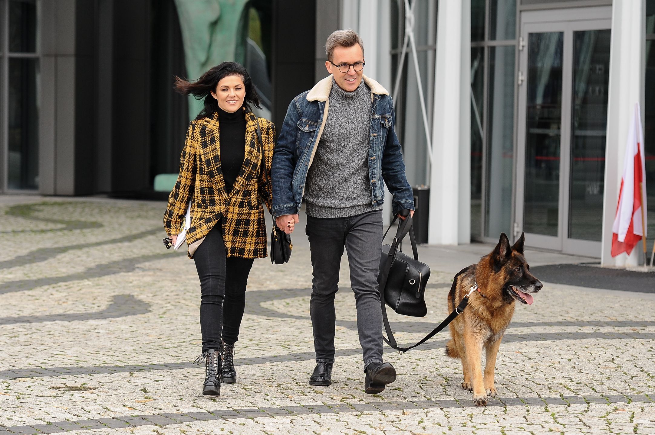 Katarzyna Cichopek i Maciej Kurzajewski opuszczają studio "PnŚ, trzymając się za ręce