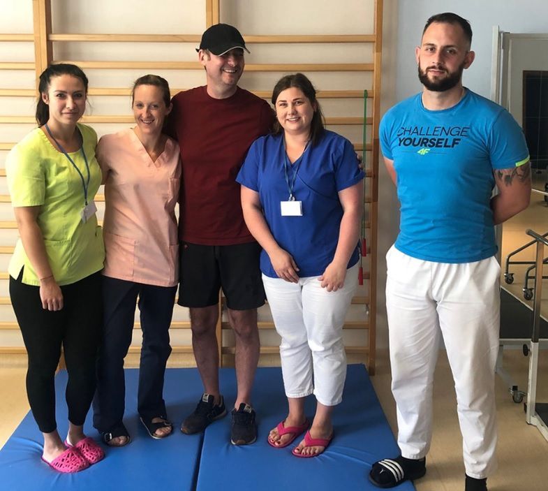 Powrót do zdrowia trwa. Aktor co najmniej do końca roku będzie musiał przechodzić rehabilitację.