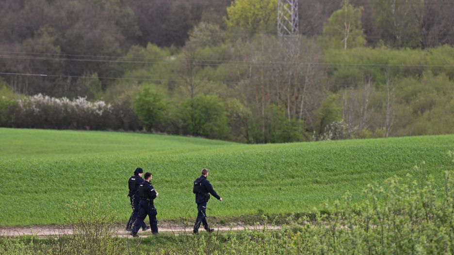 poszukiwania
Jagatowo, 15.04.2024. Policja poszukuje 43-letniego Rafa�a Zyska w Jagatowie w gminie Pruszcz Gda�ski, 15 bm.  w zwi�zku ze spraw� zab�jstwa jego �ony. 14 bm. po po�udniu kobieta zosta�a zamordowana. Policja opublikowa�a zdj�cie m�czyzny. (sko) PAP/Adam War�awa
Adam War�awa
morderstwo, policja, poszukiwania, zab�jstwo, akcja policji, podejrzanego, podejrzany, policyjne, �ony, 43-latka