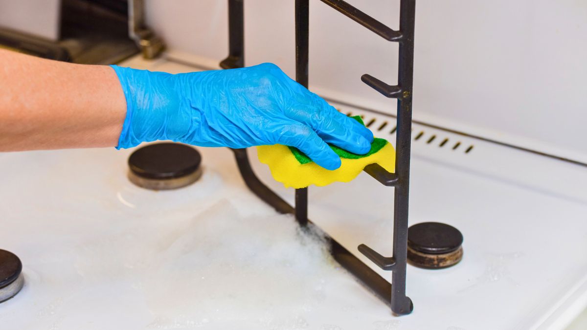 Przypalony ruszt kuchenki czyszczę jednym produktem 