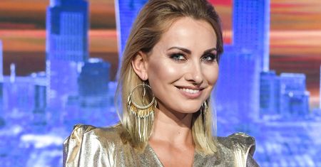 Szczuplutka Joanna Moro pozuje w samym kostiumie. Taka figura po trzech porodach?