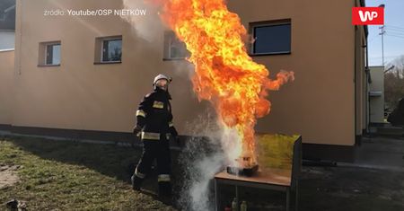 Nie gaś płonącego oleju wodą. Strażacy dzielą się przydatnymi poradami