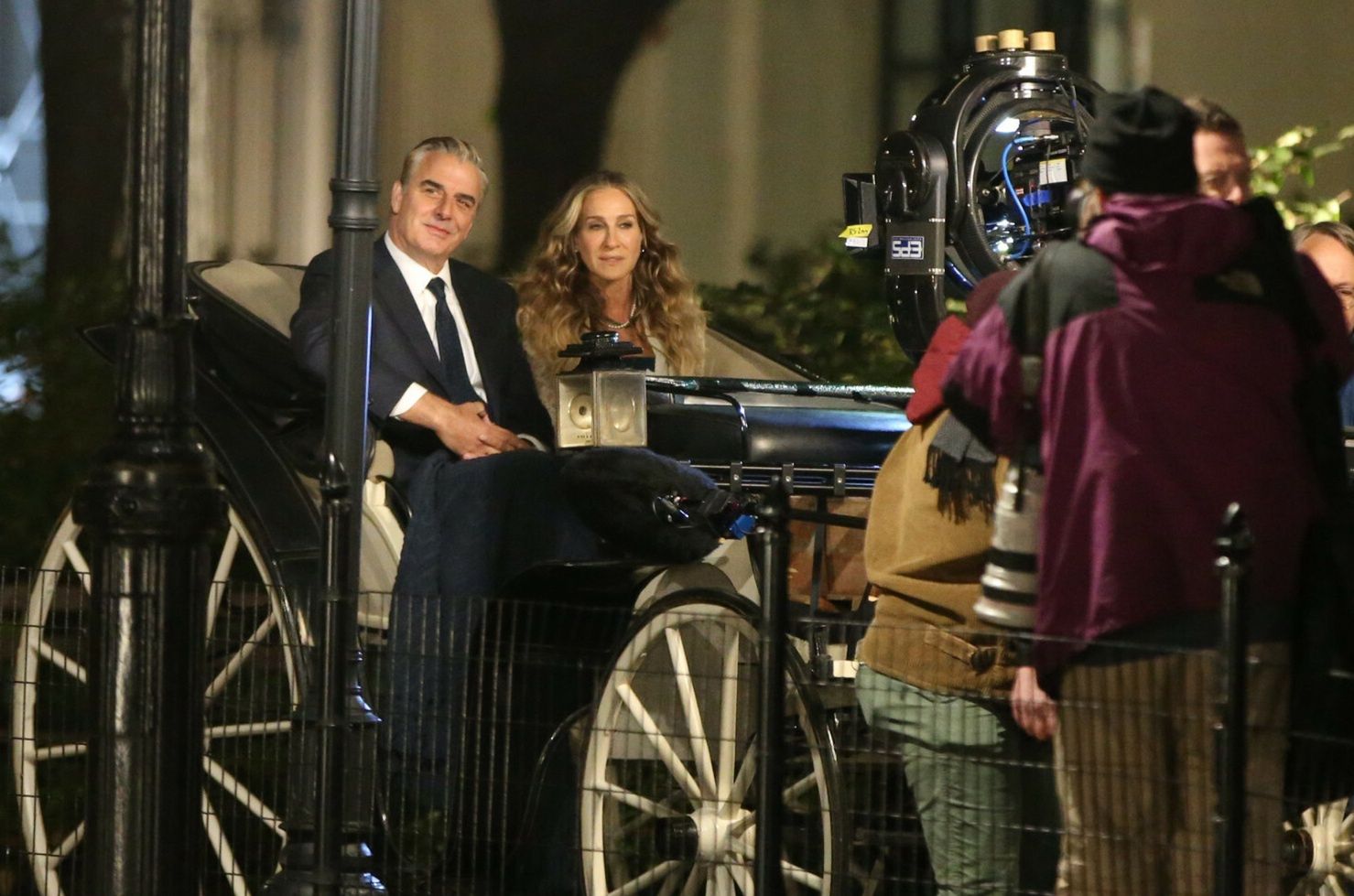 Sarah Jessica Parker na planie serialu And Just Like ThatSarah Jessica Parker and Chris Noth take a romantic carriage ride on the set of 'And Just Like That' in New York City    Pictured: Sarah Jessica Parker,Chris Noth      World Rights,Christopher Peterson / SplashNews.com