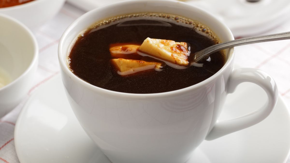 Skandynawska kawa z dodatkiem sera