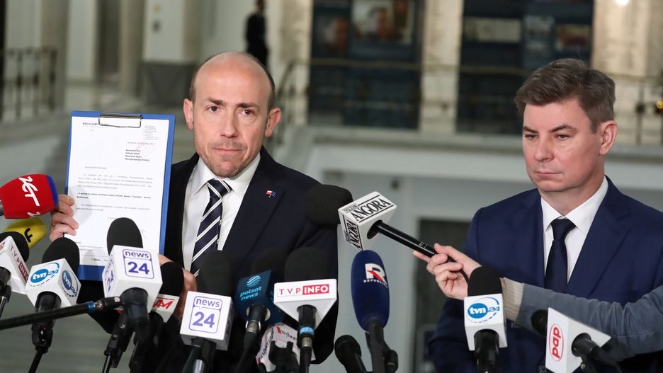 Borys Budka, Jan GrabiecWarszawa, 09.12.2021. Przewodnicz�cy KP KO Borys Budka (L) oraz rzecznik prasowy PO Jan Grabiec (P) podczas konferencji prasowej w Sejmie w Warszawie, 9 bm. Temat: Afery Mejzy - konieczne dymisje. (jm) PAP/Tomasz Gzell
Tomasz Gzellkonferencja, polityk, polityka, pose�, pos�owie, prasowa, sejm
