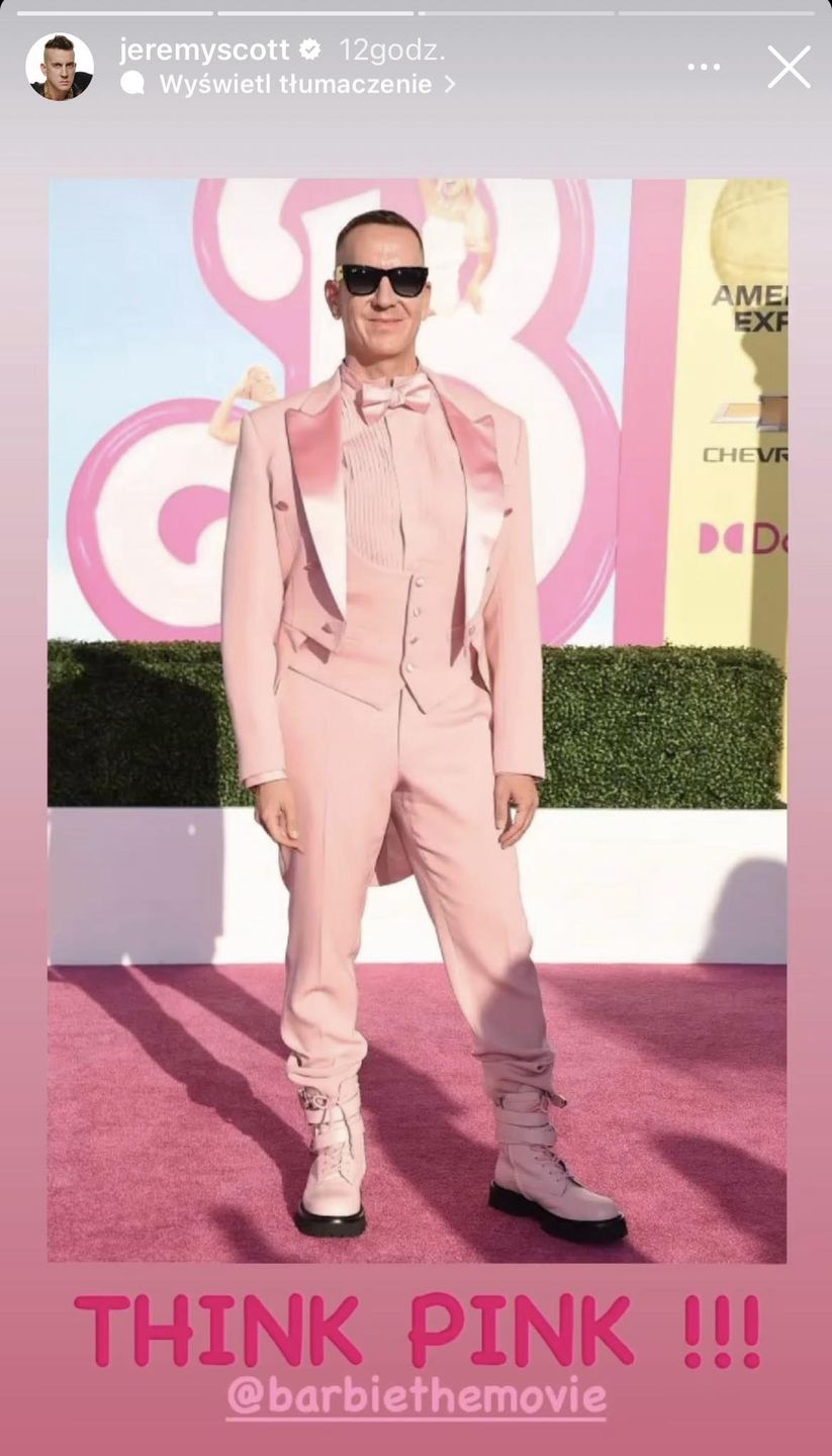 Projektant Jeremy Scott w różowym total looku 