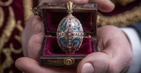 "Złodziej połknął jajko Fabergé. Policja odzyskała skarb… w sposób w pełni naturalny"