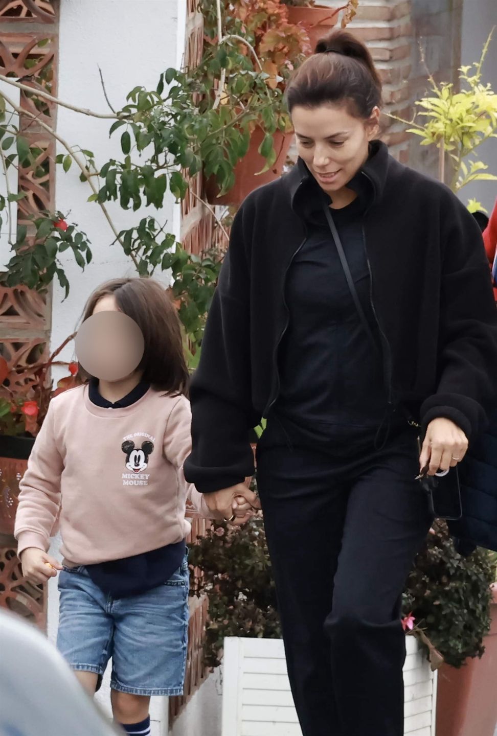 Eva Longoria z mężem i synem idzie do andaluzyjskiej restauracji