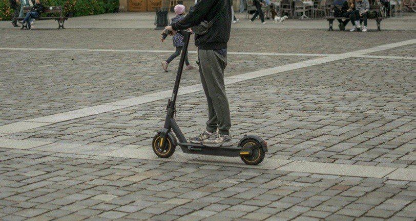 W Toruniu dwóch pijanych nastolatków jechało hulajnogą elektryczną
