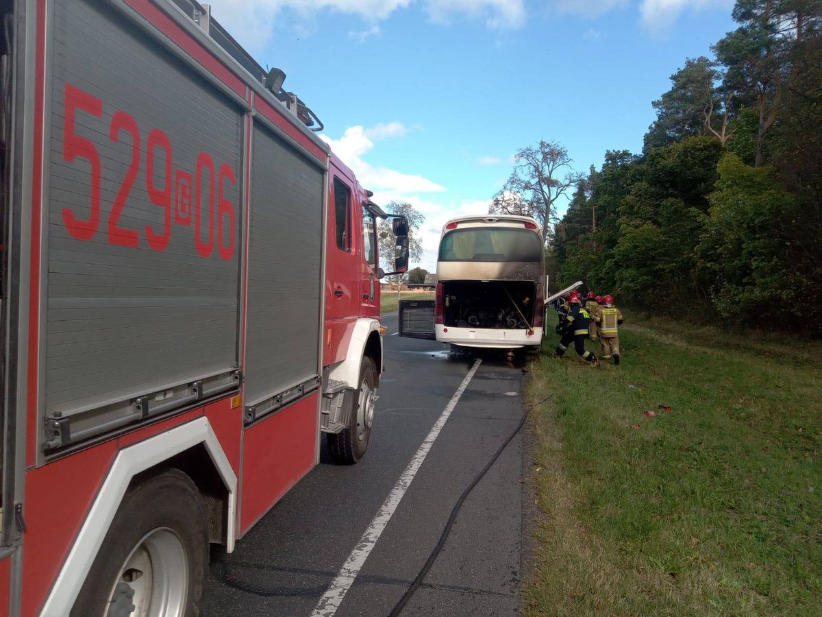 lokalne, autokar, pożar Ogień w silniku pojawił się nagle. Ewakuowano 35 osób