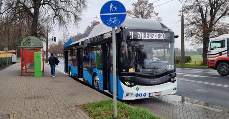 Specjalny autobus na ulicach Lublina. Oczyszcza powietrze, nie emituje spalin. Na których liniach można go spotkać?