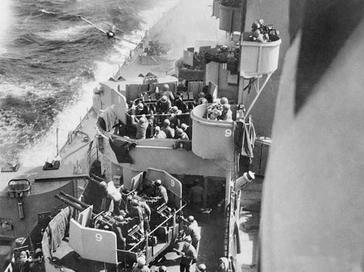 Kamikaze podczas ataku na okręt amerykański.