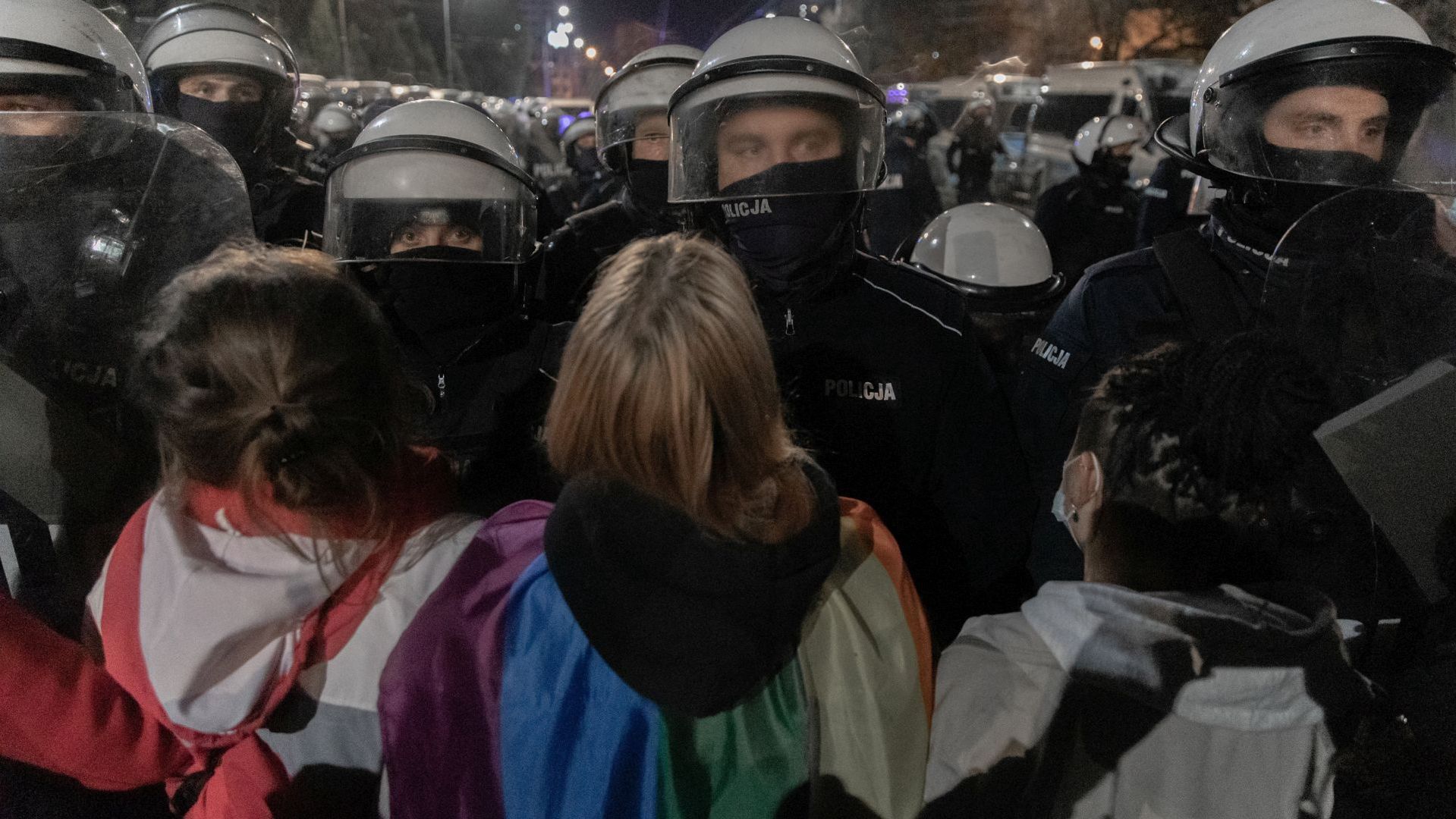 Policja powstrzymuje protestujące kobiety przed dojściem w okolice domu Jarosława Kaczyńskiego. Żoliborz, 22 października 2020 r.