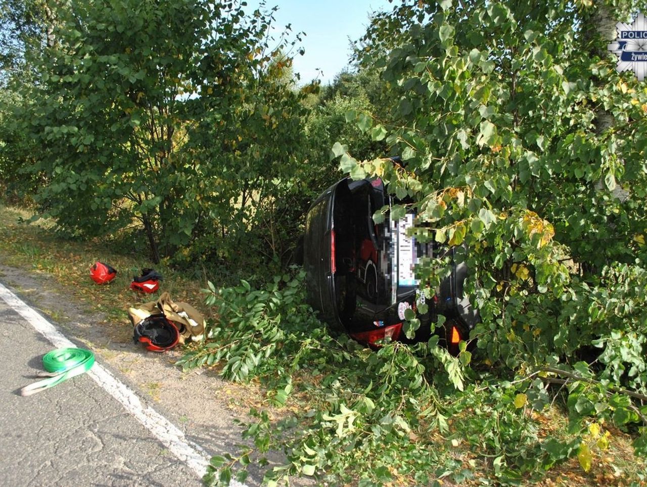 Żywiec: 23-latek zakleszczony po uderzeniu w drzewo. Z auta zaczęło się dymić. Uratowali go policjanci i strażak