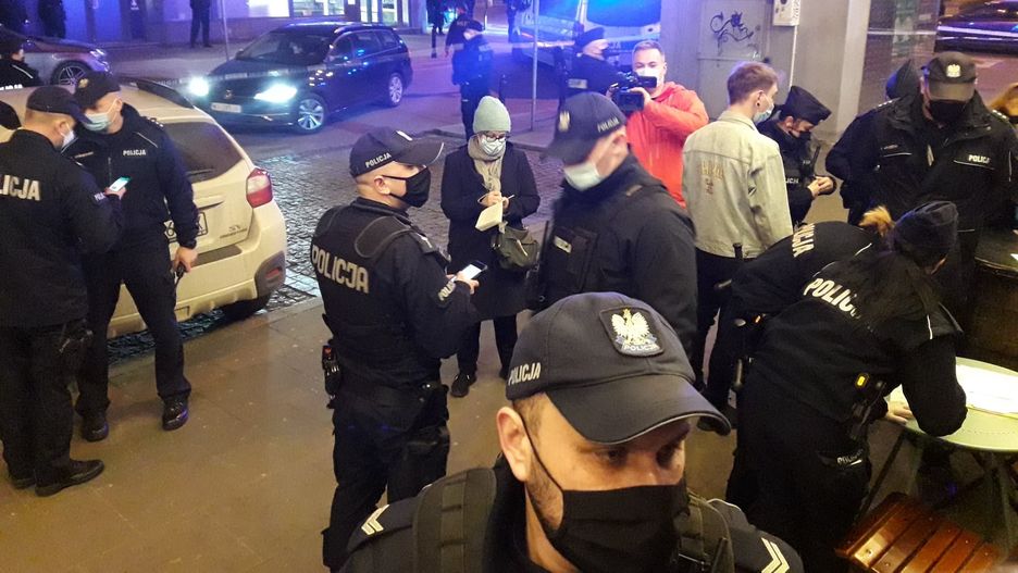 Warszawa. Policja poszukiwała w weekend podziemia tanecznego. Odwiedziła śródmiejski klub przy Parkingowej, który gości zaprasza za pośrednictwem FB