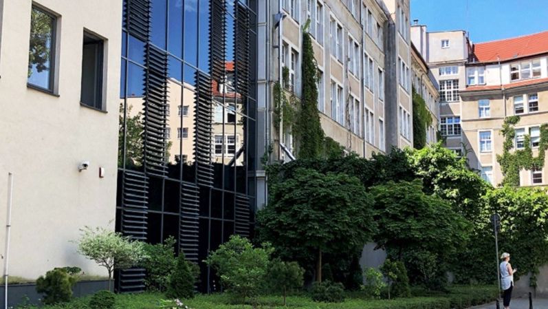 Wrocław. Zieleniec przy urzędzie będzie podlewany deszczówką. Jest już wykonawca inwestycji