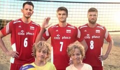 Brodzik i Wilczak w plażowym sparingu z siatkarzami reklamują SmartDom (wideo)