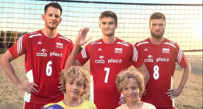 Brodzik i Wilczak w plażowym sparingu z siatkarzami reklamują SmartDom (wideo)