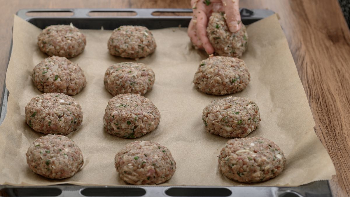 Kotlety z kaszy jaglanej to alternatywa dla tradycyjnych mielony