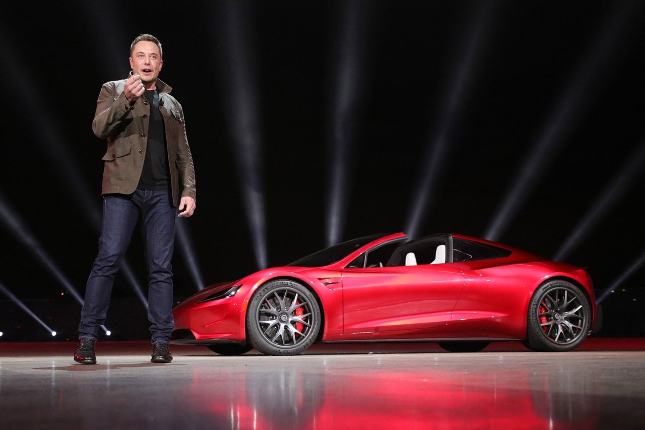 Elon Musk niewzruszony problemami firmy zaprezentował nową Teslę Roadstera.