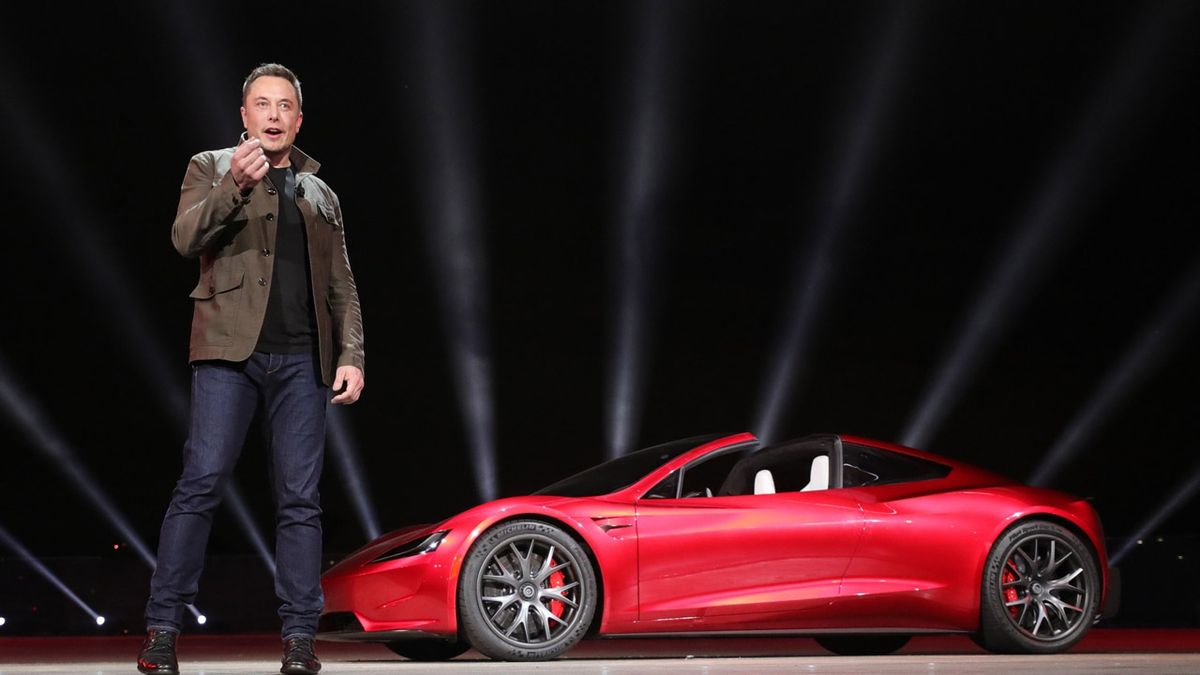 Elon Musk niewzruszony problemami firmy zaprezentował nową Teslę Roadstera.