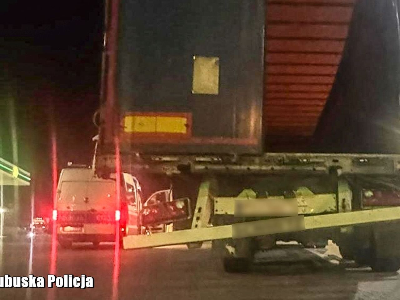Policja zatrzymała zdezelowaną ciężarówkę. Przewoźnika czekają kłopoty