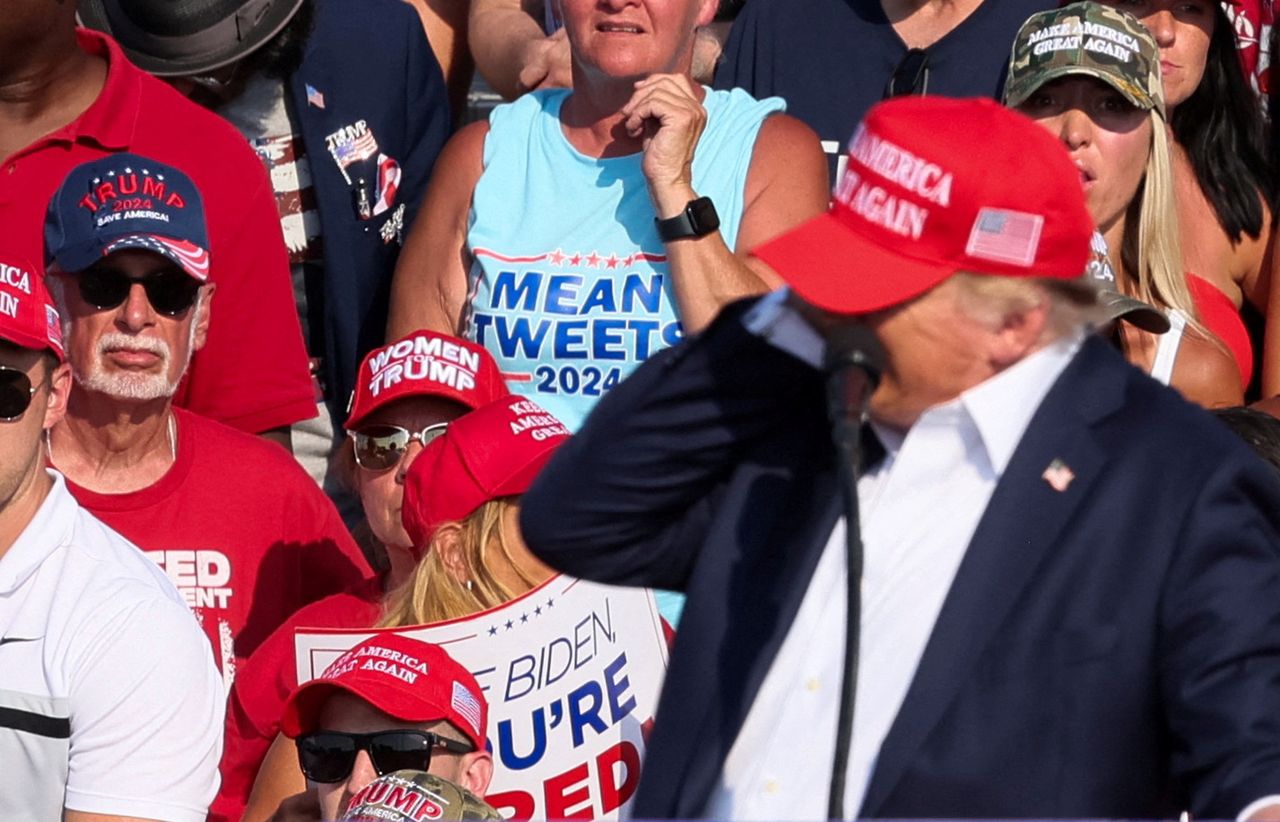 Attack on Trump. Extraordinary photos. Captured a flying bullet.