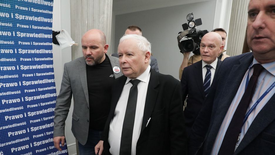 Warszawa, 16.01.2024. Prezes PiS Jarosław Kaczyński (2L) oraz poseł PiS Mariusz Gosek (L) w Sejmie w Warszawie, 16 bm. Głównym przedmiotem prac posłów podczas rozpoczynającego się dwudniowego posiedzenia ma być budżet na 2024 r. (jm) PAP/Tomasz Gzell