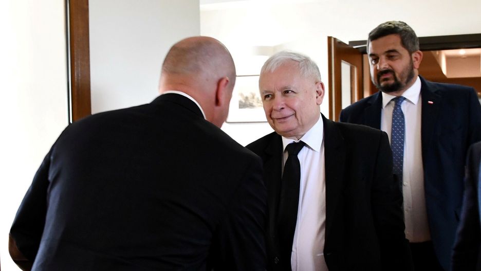 Jaros?aw Kaczy?ski w Wielkopolsce
Fot. Karolina Adamska/East News, Kornik, 23.07.2022. Prezes Prawa i Sprawiedliwosci Jaroslaw Kaczynski z wizyta w Wielkopolsce. Spotkanie w Hotelu Daglezja.  N/z Szymon Szynkowski vel Sek (L), Jaroslaw Kaczynski (C), Krzysztof Sobolewski (P)
Karolina Adamska