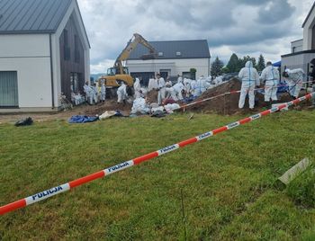 Makabryczna sprawa w Lutoryżu! Była patomorfolożka przyznała się do zakopania szczątków płodów na własnej działce