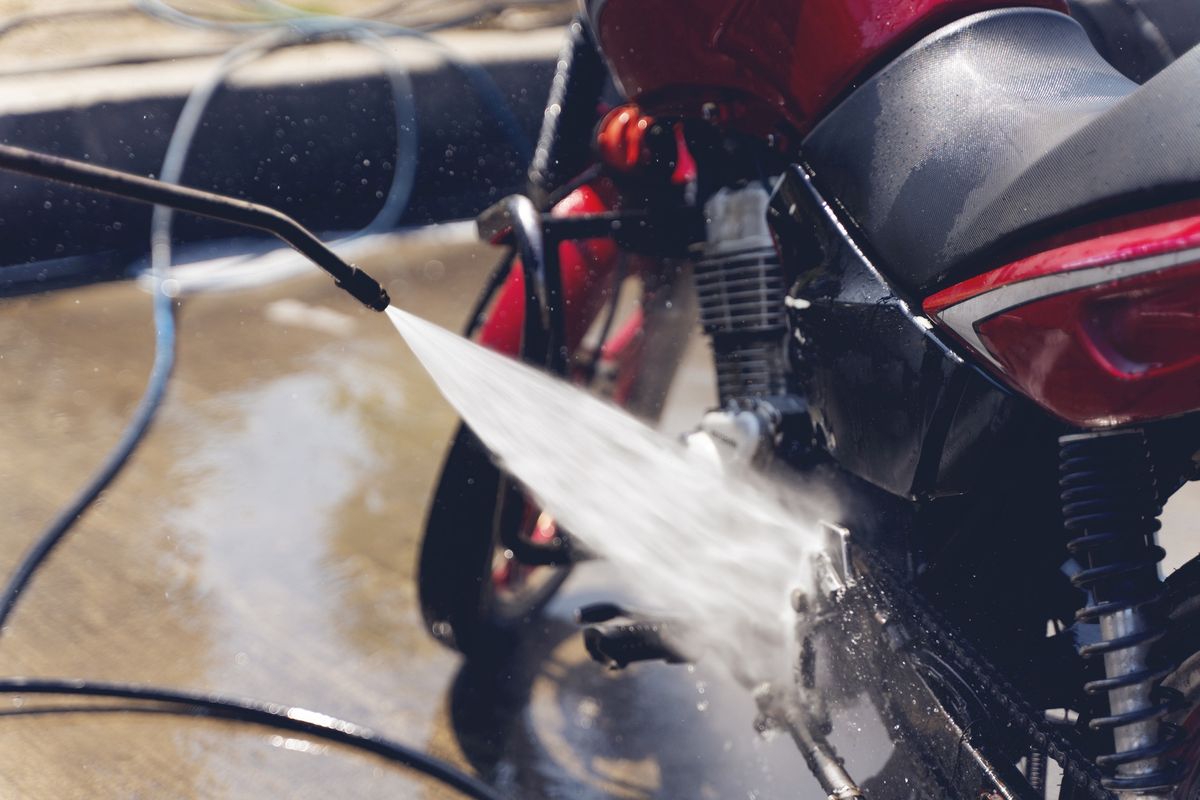 Do mycia motocykla należy się przygotować, aby nie zniszczyć lakieru.