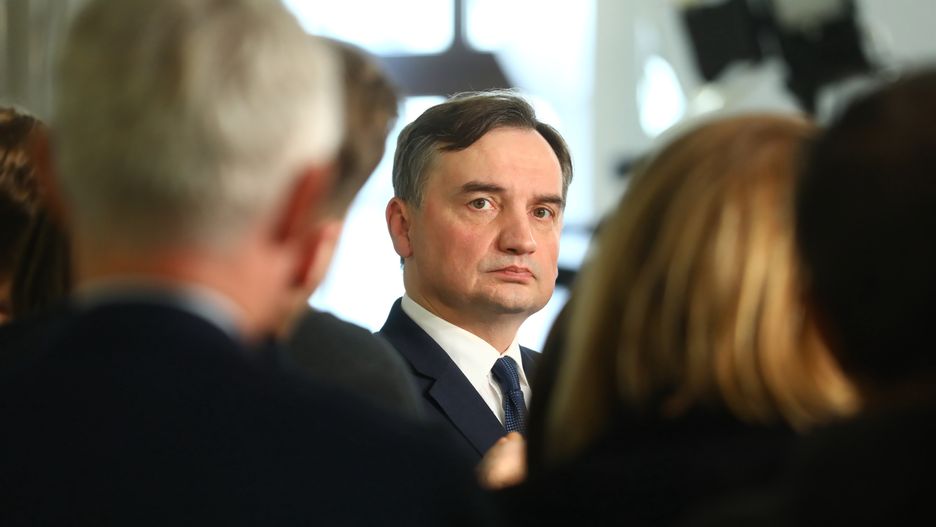 Warszawa, 09.11.2022. Minister sprawiedliwości, prokurator generalny Zbigniew Ziobro podczas konferencji prasowej w Sejmie w Warszawie, 9 bm. Podczas spotkania polityk odniósł się m.in. do kwestii europejskiego podatku ETS. (amb) PAP/Rafał Guz
