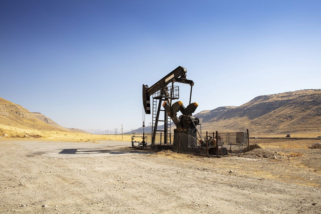 Falling oil prices reflect escalating Middle East tensions and weak demand