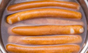 Wystarczy jedna parówka dziennie. Naukowcy biją na alarm