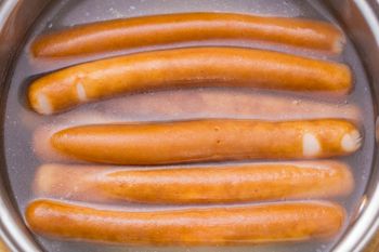 Wystarczy jedna parówka dziennie. Naukowcy biją na alarm