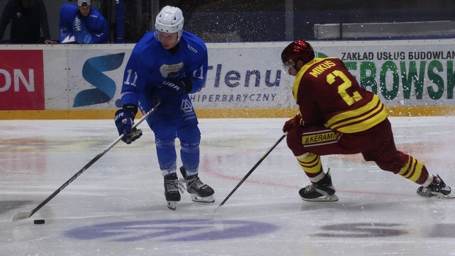 Hokejowy sparing: Unia Oświęcim - Dukla Trenczyn. W akcji oświęcimianin Aleksander Peresunko (z lewej).