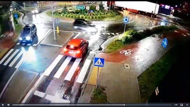 Pijany kierowca nie trafił w żaden zjazd na rondzie (Film)