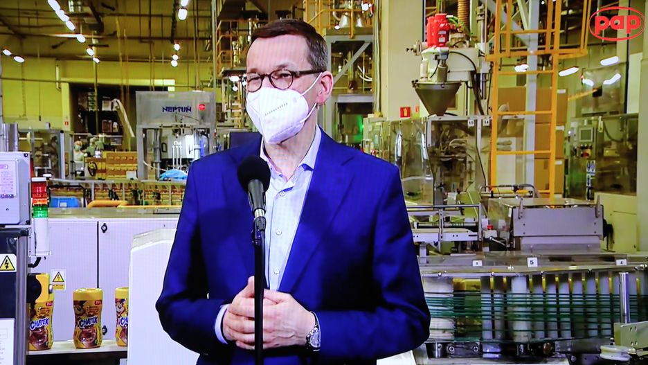 Wadowice, 23.03.2021. Premier Mateusz Morawiecki podczas briefingu prasowego transmitowanego z siedziby firmy Maspex w Wadowicach, 23 bm., oglądanego w serwisie pap.pl w jednym z mieszkań w Warszawie. (jm) PAP/Wojciech Olkuśnik