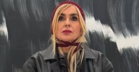 Monika Olejnik eksponuje nogi w mini. "Najlepiej ubrana Polka"