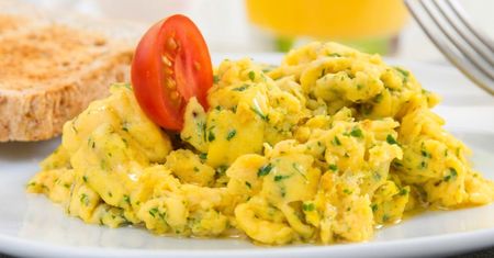 Siekam, mieszam z jajkami i podsmażam. Taka jajecznica smakuje jak kultowa pasta, ale jest gotowa w 10 minut