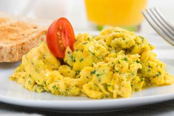 Siekam, mieszam z jajkami i podsmażam. Taka jajecznica smakuje jak kultowa pasta, ale jest gotowa w 10 minut